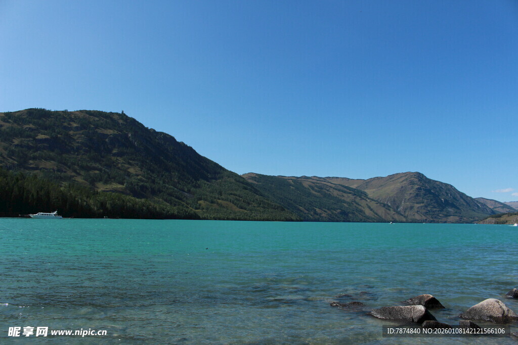 清澈湖水与远处山峦美景