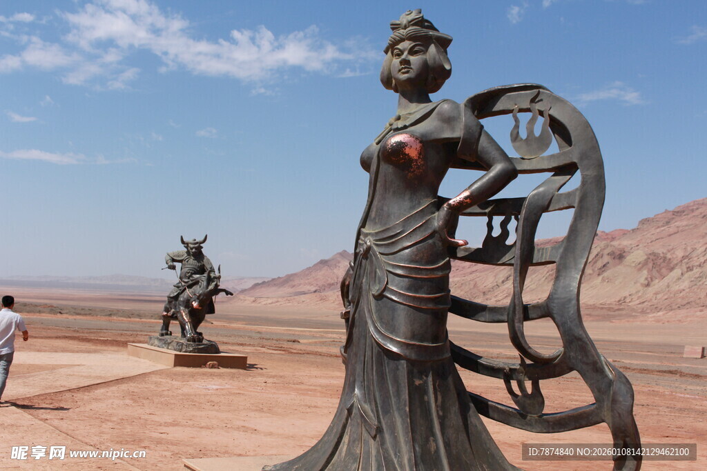 沙漠中的精美女性雕塑
