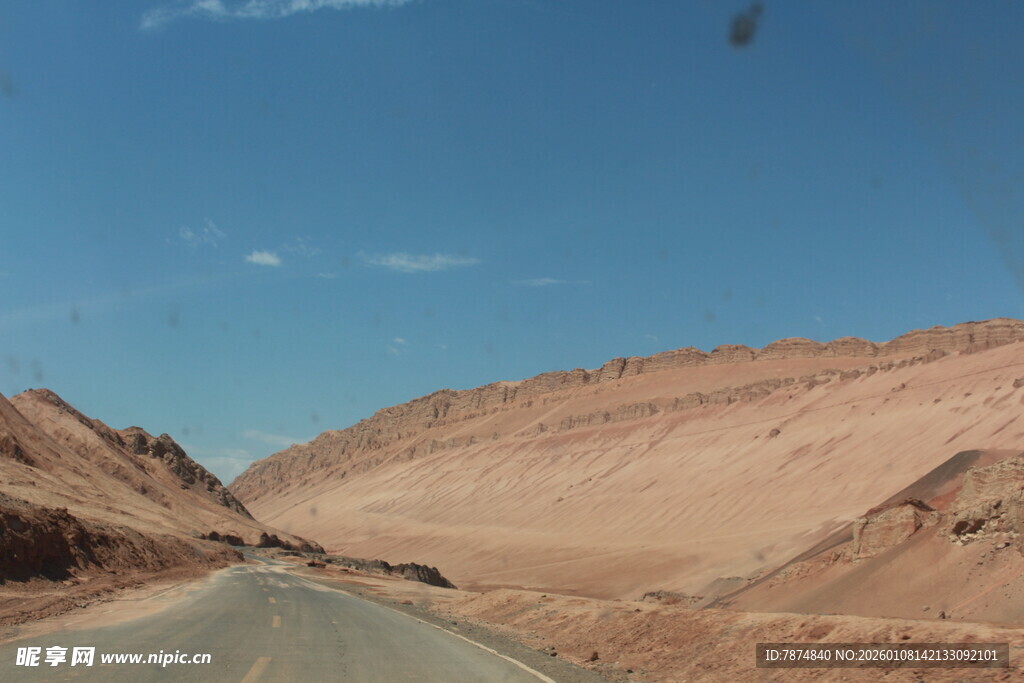 沙漠中的蜿蜒公路