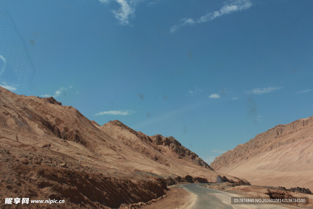 荒漠中的蜿蜒公路