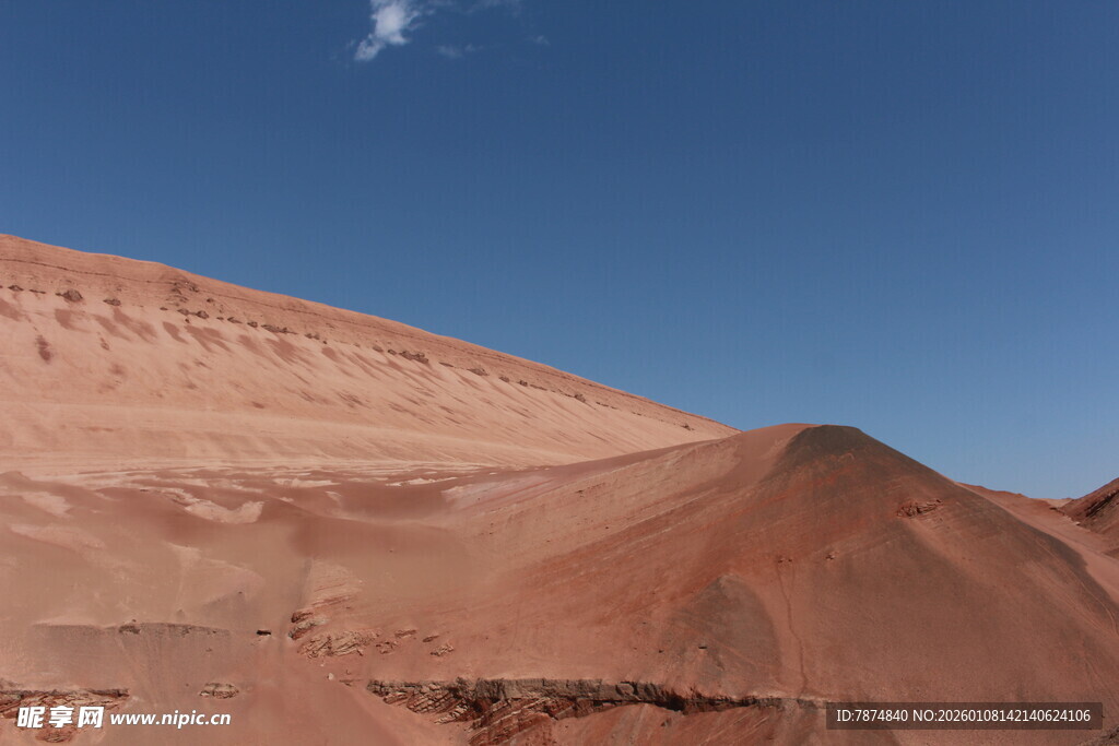 沙漠山丘蓝天美景