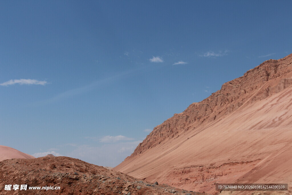 壮丽红色山峦与蓝天
