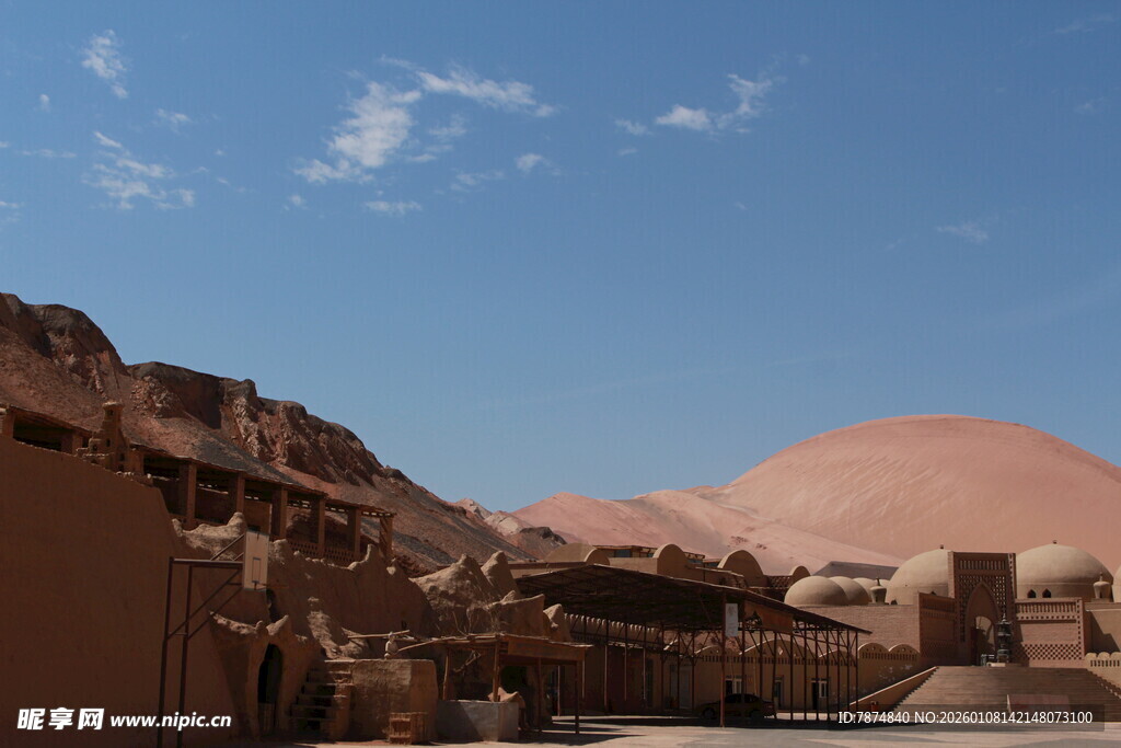 沙漠中的古老建筑遗迹