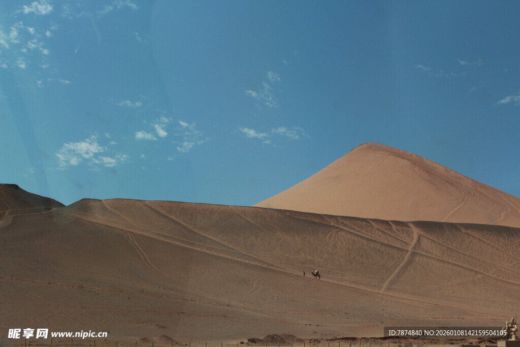 沙漠中的锥形沙丘景观