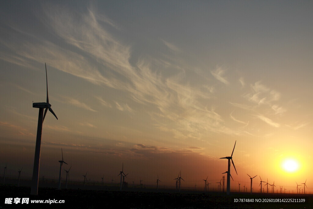夕阳下的风力发电机组