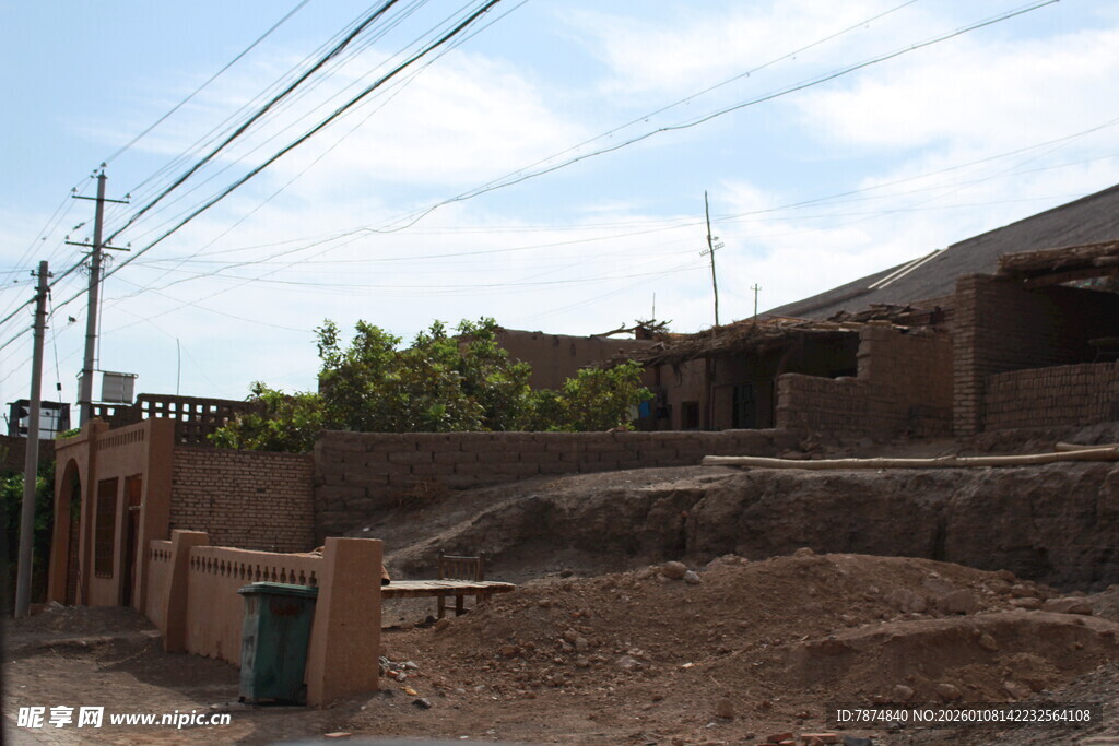 乡村土坯房与户外场景