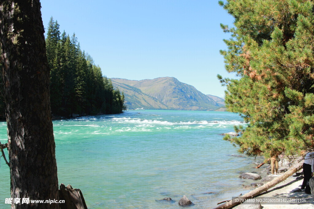 湖畔美景 青山绿水相映