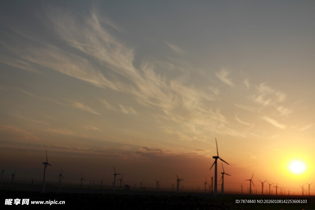 夕阳下的风力发电场景