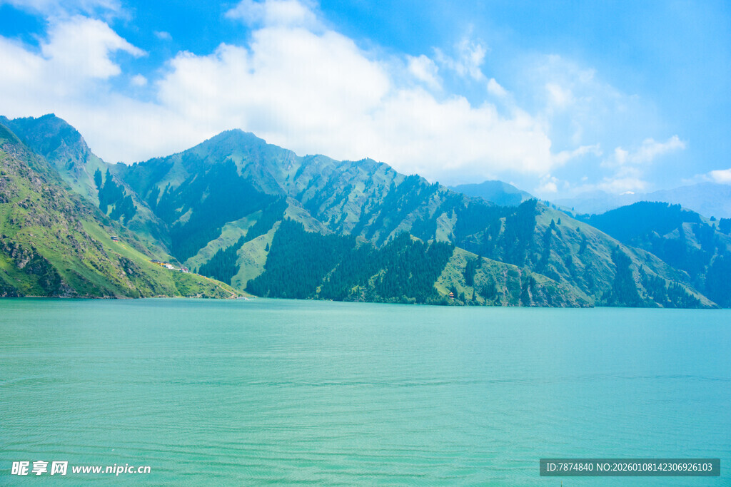 青山绿水间的秀丽湖景