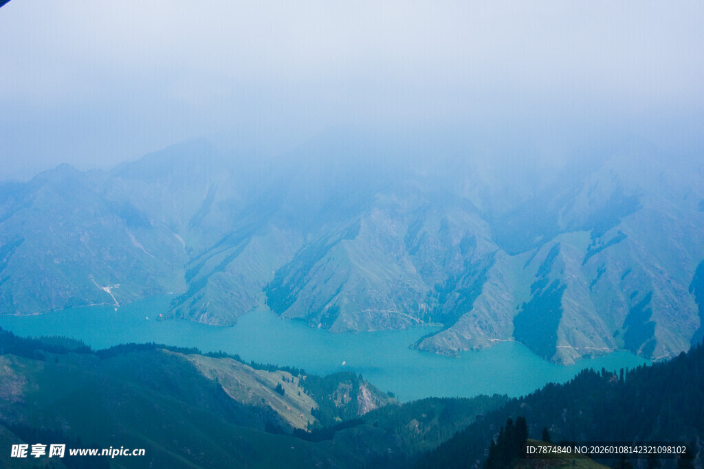 高山环抱中的幽蓝湖泊