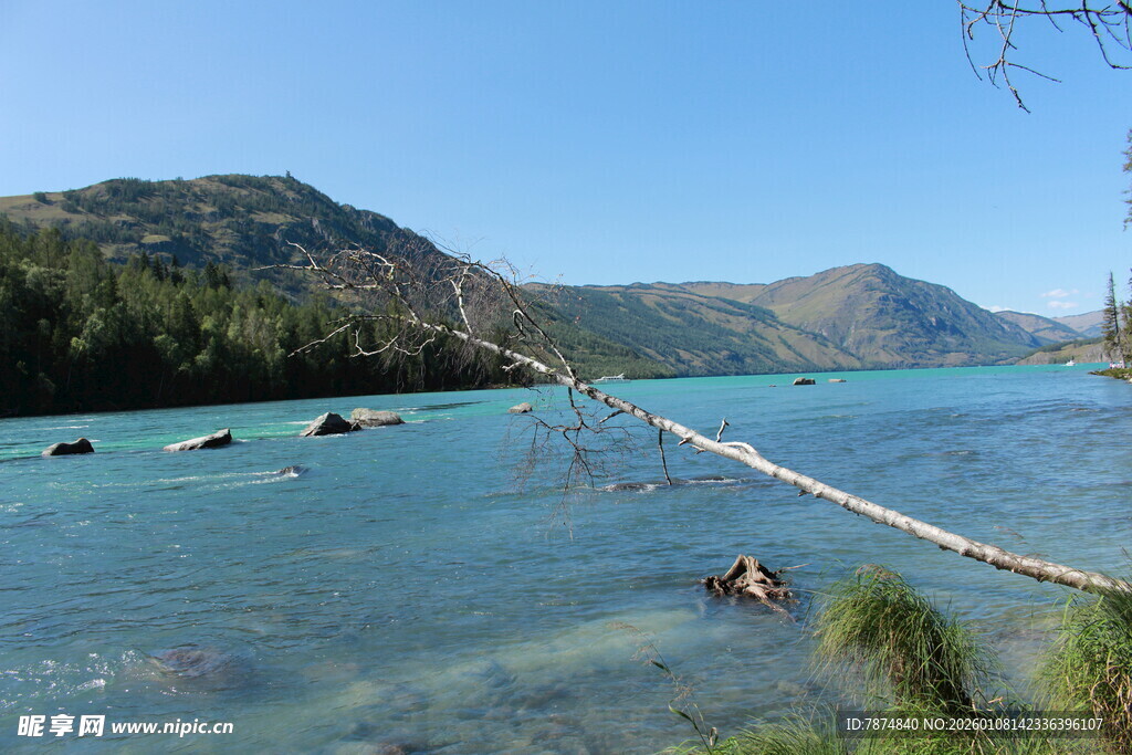 清澈蓝湖与远处山峦美景
