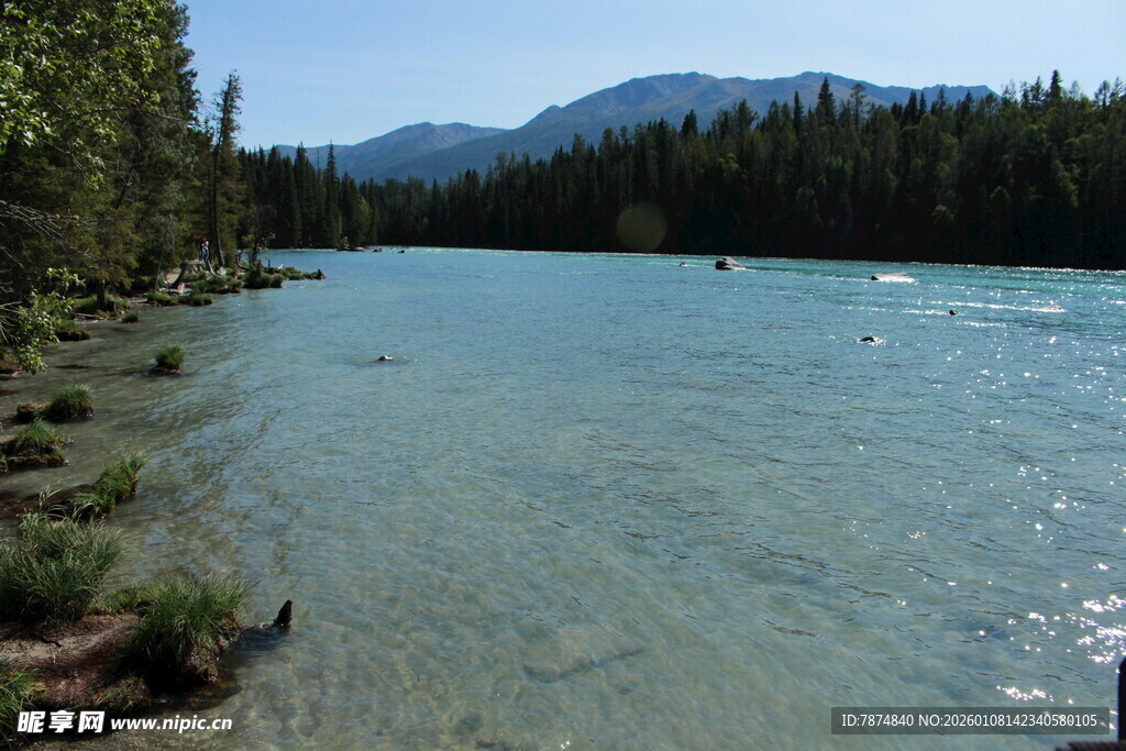 清澈河畔的秀丽山水风光