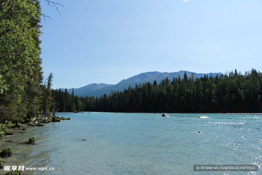 宁静河畔山林美景