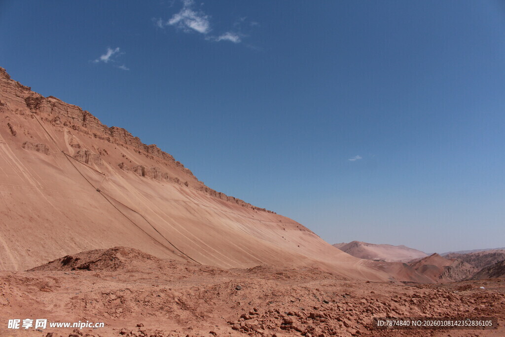红色荒漠山丘 蓝天背景