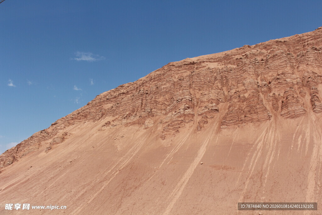 沙漠陡坡 蓝天相伴