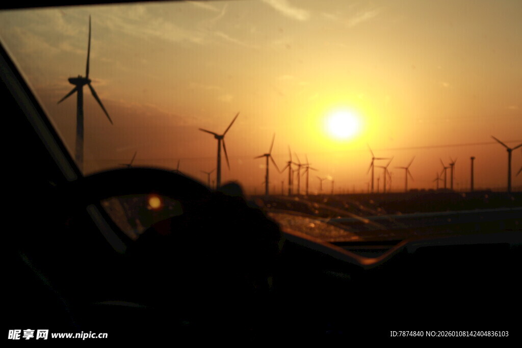 夕阳下的风力发电机组
