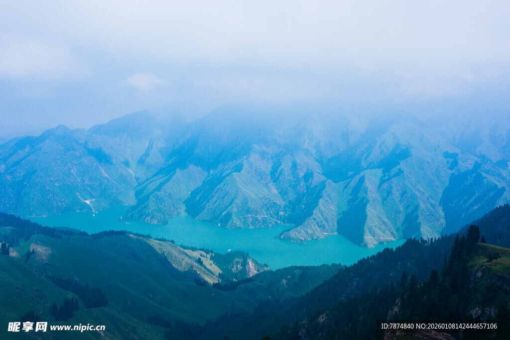 壮丽山水间的迷人湖景