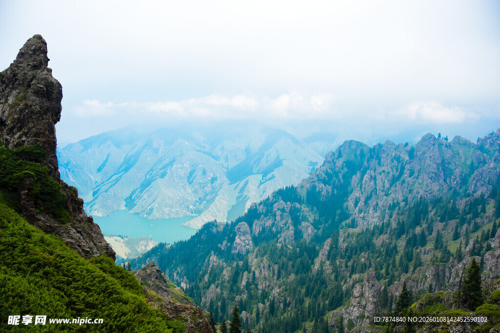 巍峨山峦绿意盎然的景致