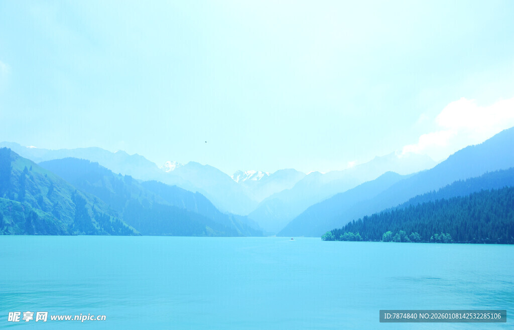 宁静湖景与远山风光