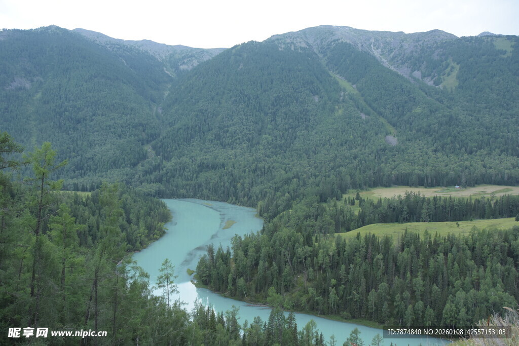 山间蜿蜒河流与葱郁林木