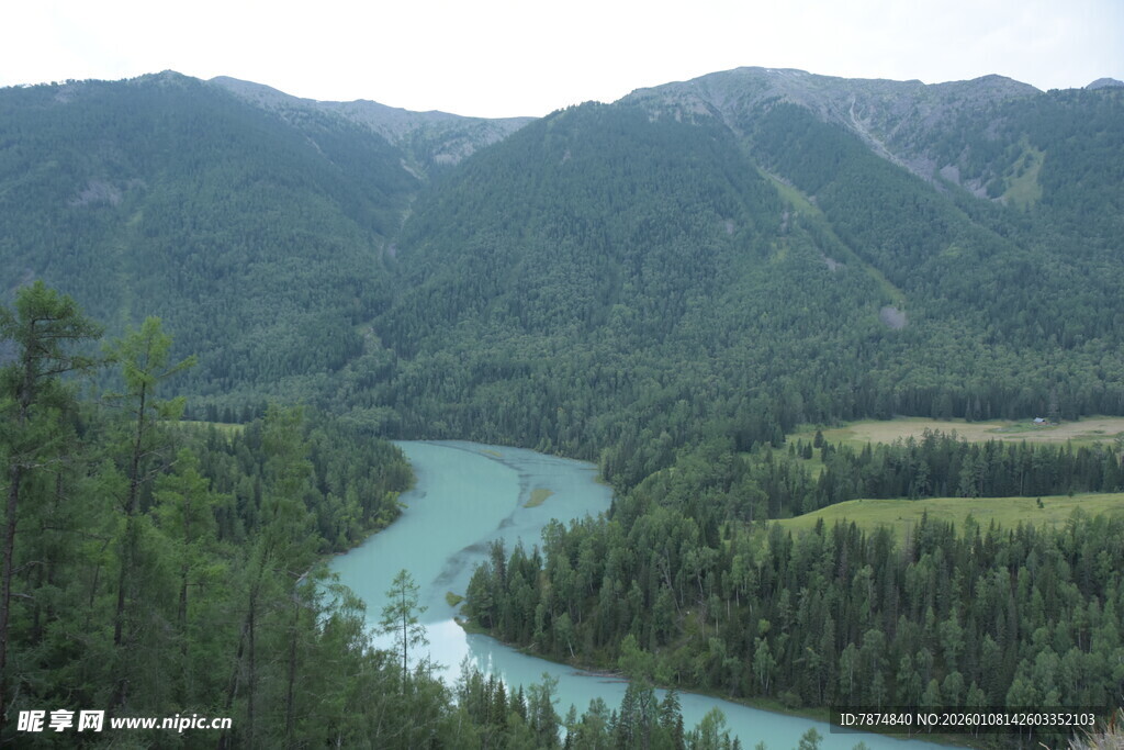山间蜿蜒的碧绿河流