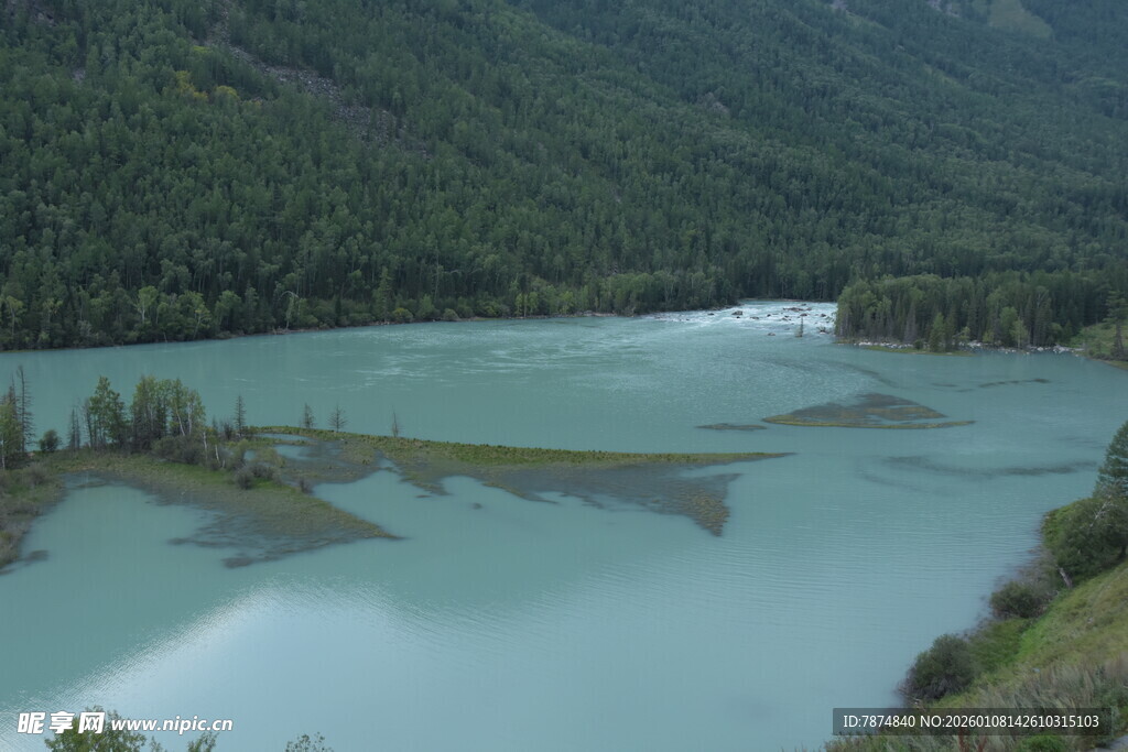 山间蓝绿色湖泊美景