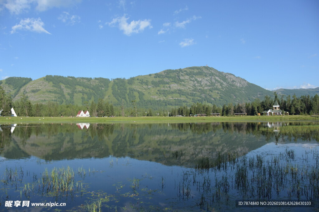 宁静山水间的美丽倒影