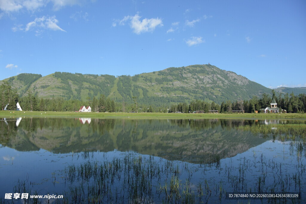 湖畔青山倒影宁静美景