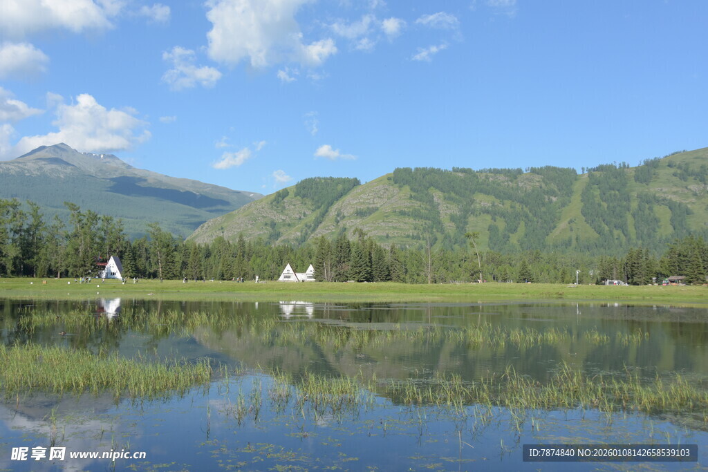湖畔青山美景如画