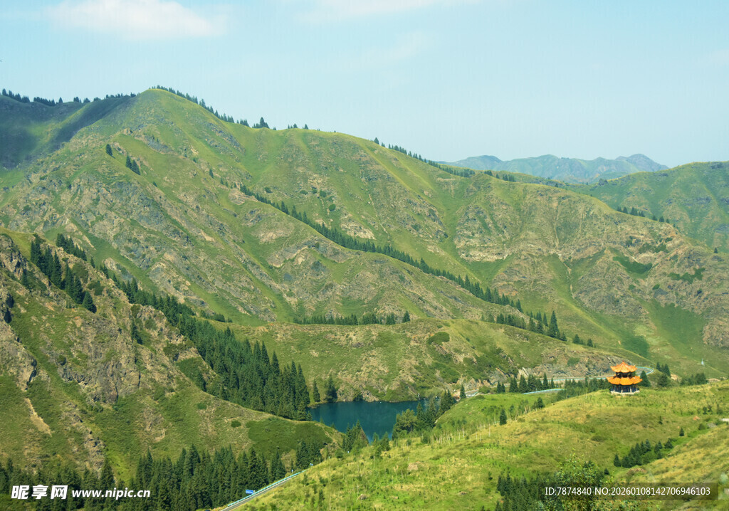 山间美景中的黄色缆车