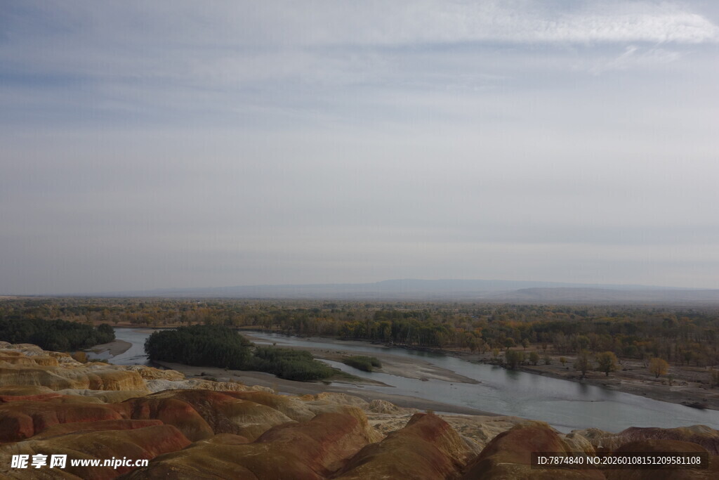 俯瞰蜿蜒河流与广袤大地