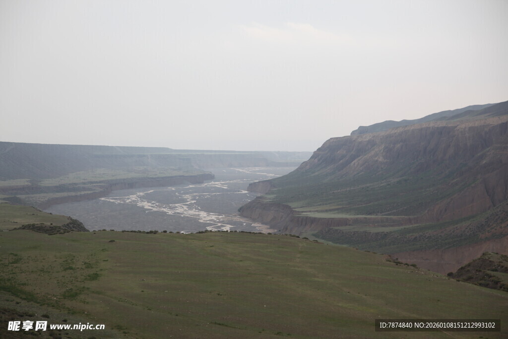 俯瞰山川河谷壮丽景色