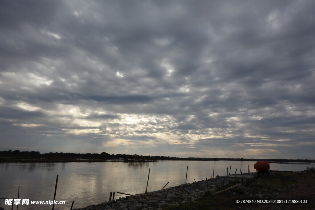 湖畔黄昏 云影倒映水面