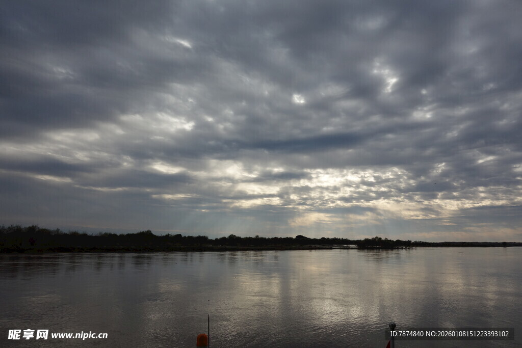 湖畔乌云密布的静谧时刻