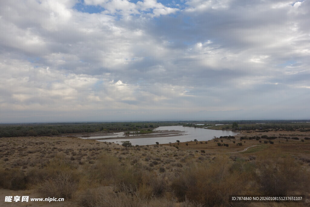 广袤旷野中的静谧水域