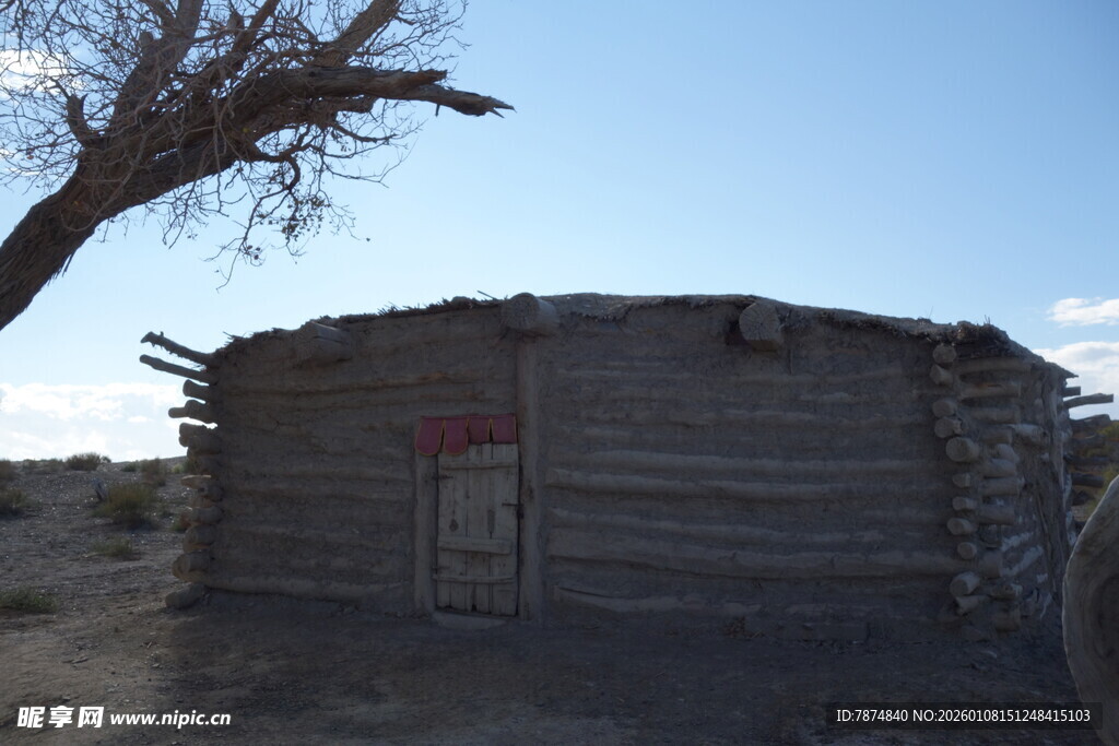 荒漠中的古朴木屋