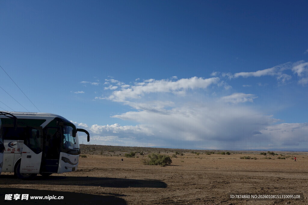 沙漠中的房车旅行景象