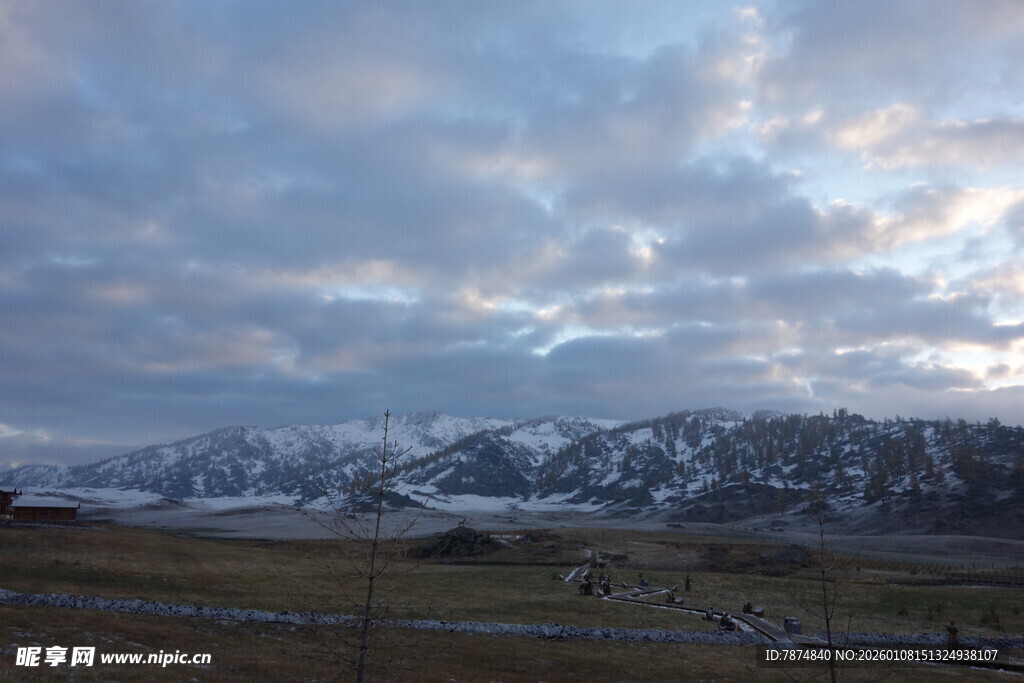 雪山云海风景图