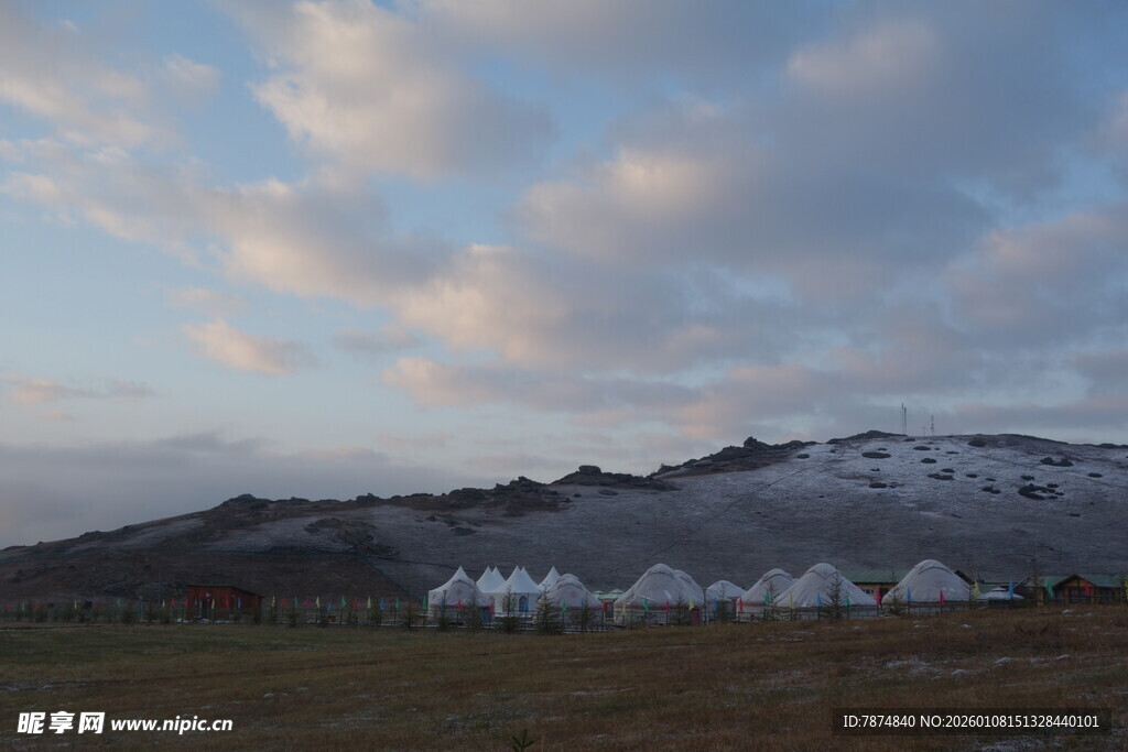 山间云雾缭绕的美丽景象
