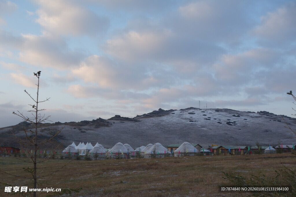 雪山下的开阔风景