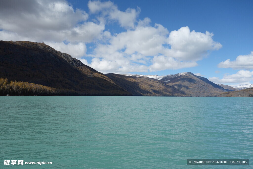 湖畔青山 蓝天碧水美景