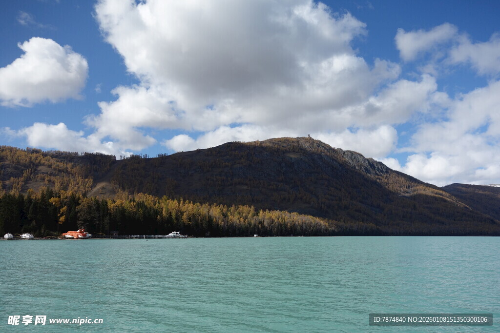 湖畔青山蓝天白云美景