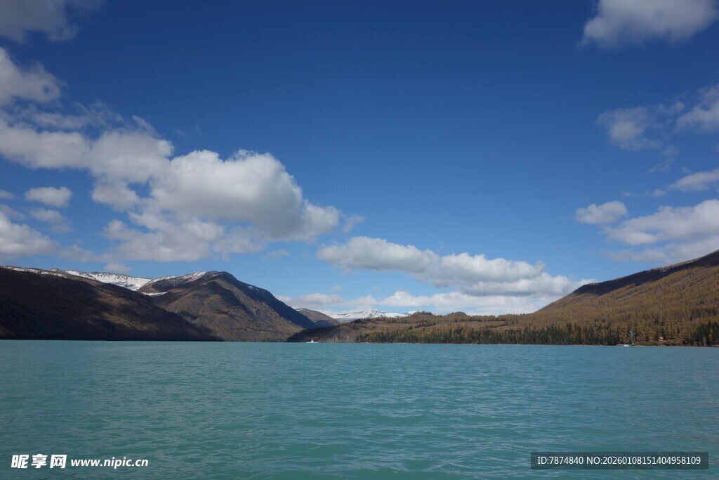 湛蓝湖水与远山蓝天美景