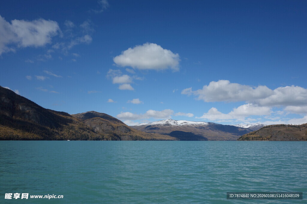 蓝天碧水间的秀丽湖景