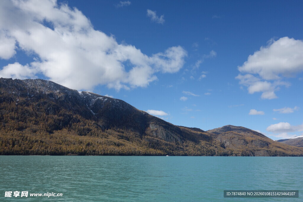 湖畔青山蓝天美景如画