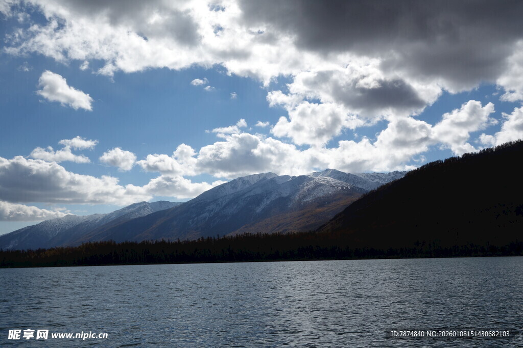 湖畔远山与蓝天白云美景