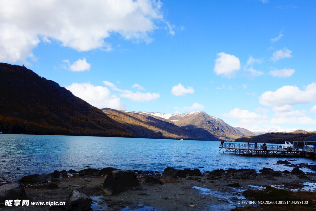 湖畔山景 蓝天碧水风光美