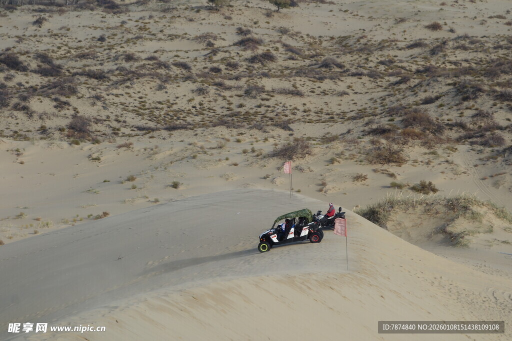沙漠中行驶的多彩越野车