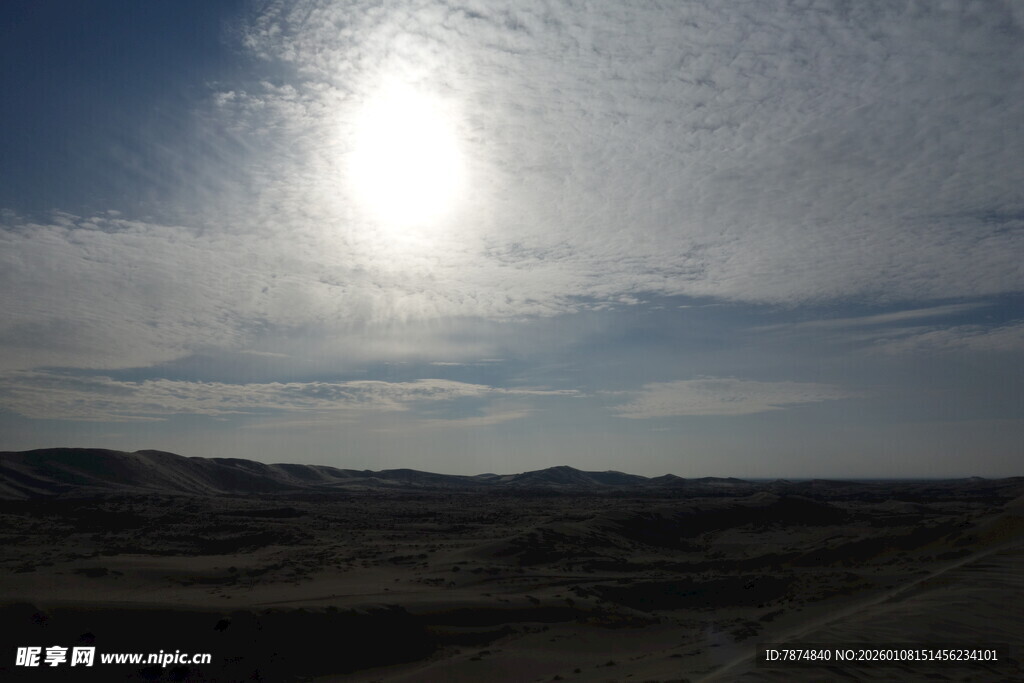 沙漠上空的耀眼阳光