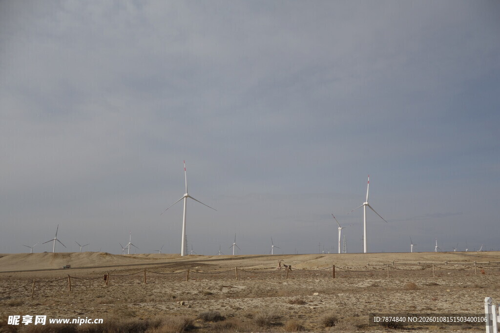 旷野中的风力发电机组